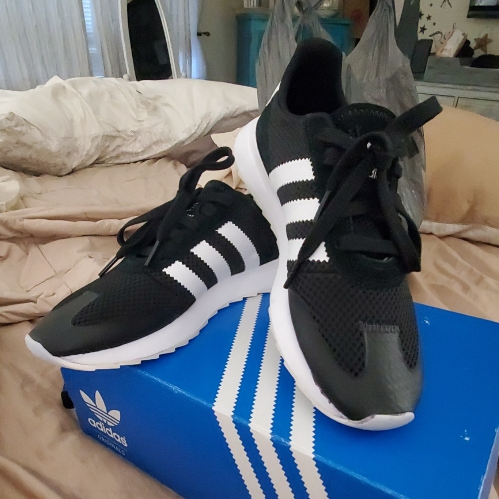Womens adidas original flashback tennis shoe